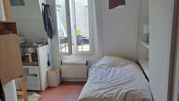 1 bedroom, bed sheets