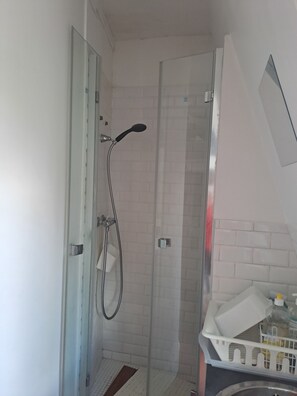 Serviettes fournies, savon, papier toilette