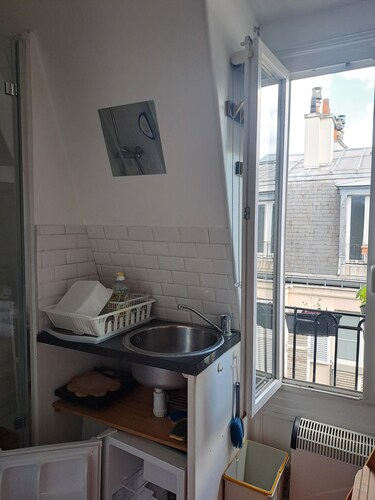 Loue chambre de bonne, très calme, au pied du métro Saint Placide, et commerces.