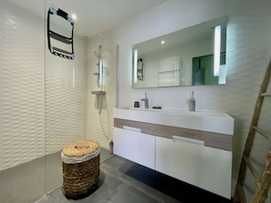 Douche, séchoir à cheveux, serviettes fournies, papier de toilette