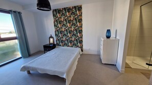 2 bedrooms, iron/ironing board, free WiFi