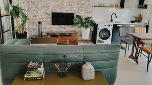 Escritorio y espacio para trabajar con laptop