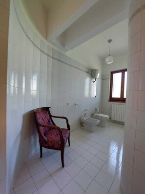 Sèche-cheveux, bidet, serviettes fournies, savon