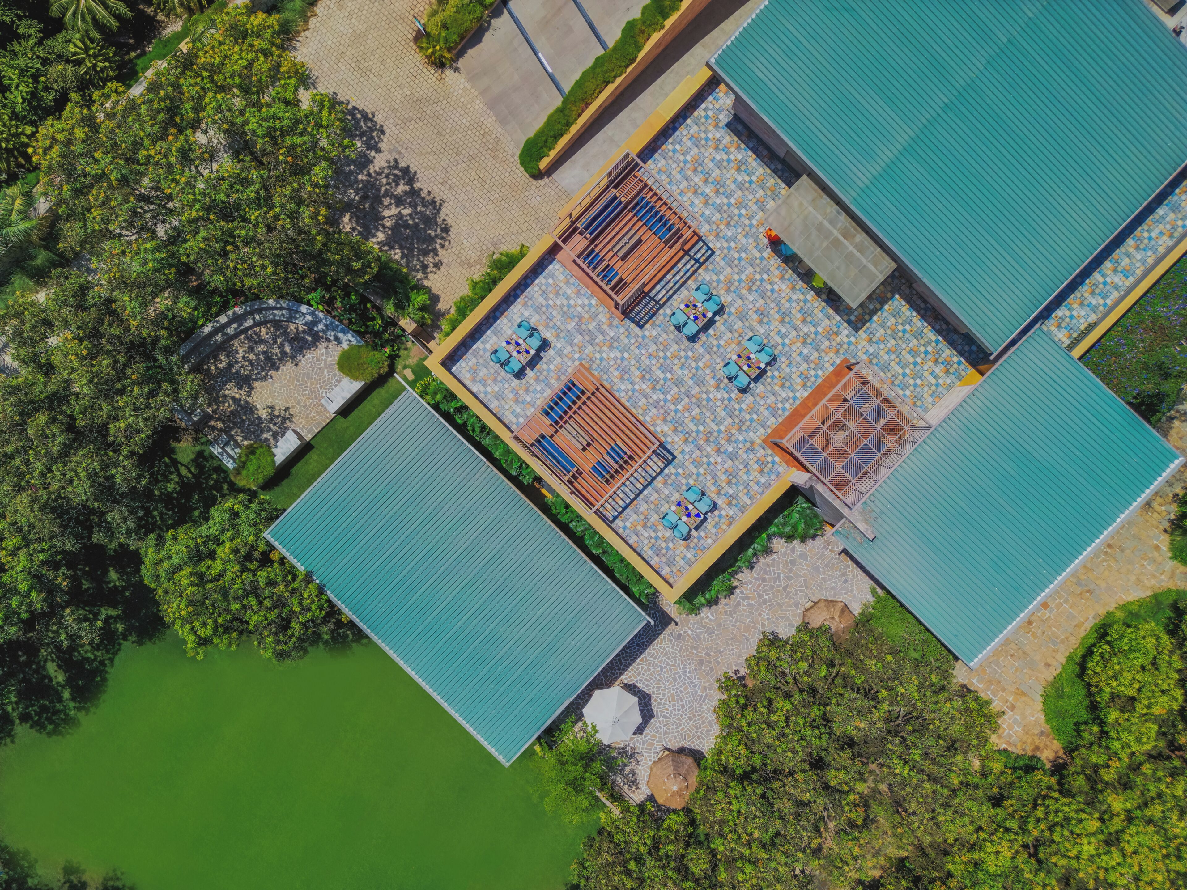 Oversigtsbillede af et resort med swimmingpool, udendørs møbler og en overdækket patio.