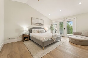 4 bedrooms, desk, iron/ironing board, travel cot - Driftwood: Luxe Lakefront Retreat w/ Sauna and AC - Tobermory (Tobermory)