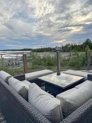 Terrace/patio - Driftwood: Luxe Lakefront Retreat w/ Sauna and AC - Tobermory (Tobermory)