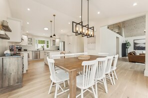 Dining - Driftwood: Luxe Lakefront Retreat w/ Sauna and AC - Tobermory (Tobermory)