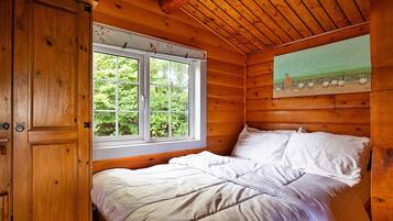 2 bedrooms, iron/ironing board, free WiFi