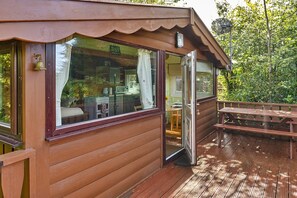 Outdoor dining - Log Cabin in Snowdonia near Rhinog Mountains (Trawsfynydd)