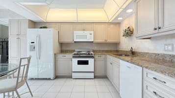 Kjøleskap, mikrobølgeovn, ovn og oppvaskmaskin