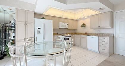 Sweet Spot 1 Bedroom conde next to JW Marriott Resort and Public Beach Access