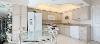 Sweet Spot 1 Bedroom conde next to JW Marriott Resort and Public Beach Access