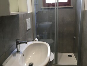 Villa - 3 sovrum - balkong - utsikt mot trÀdgÄrden | Badrum