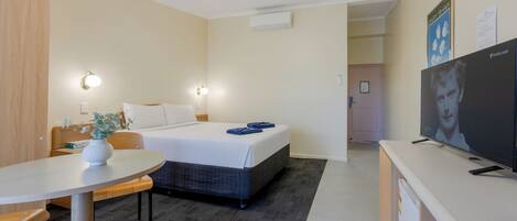 Comfort Double Room, Courtyard View | Iron/ironing board, free WiFi