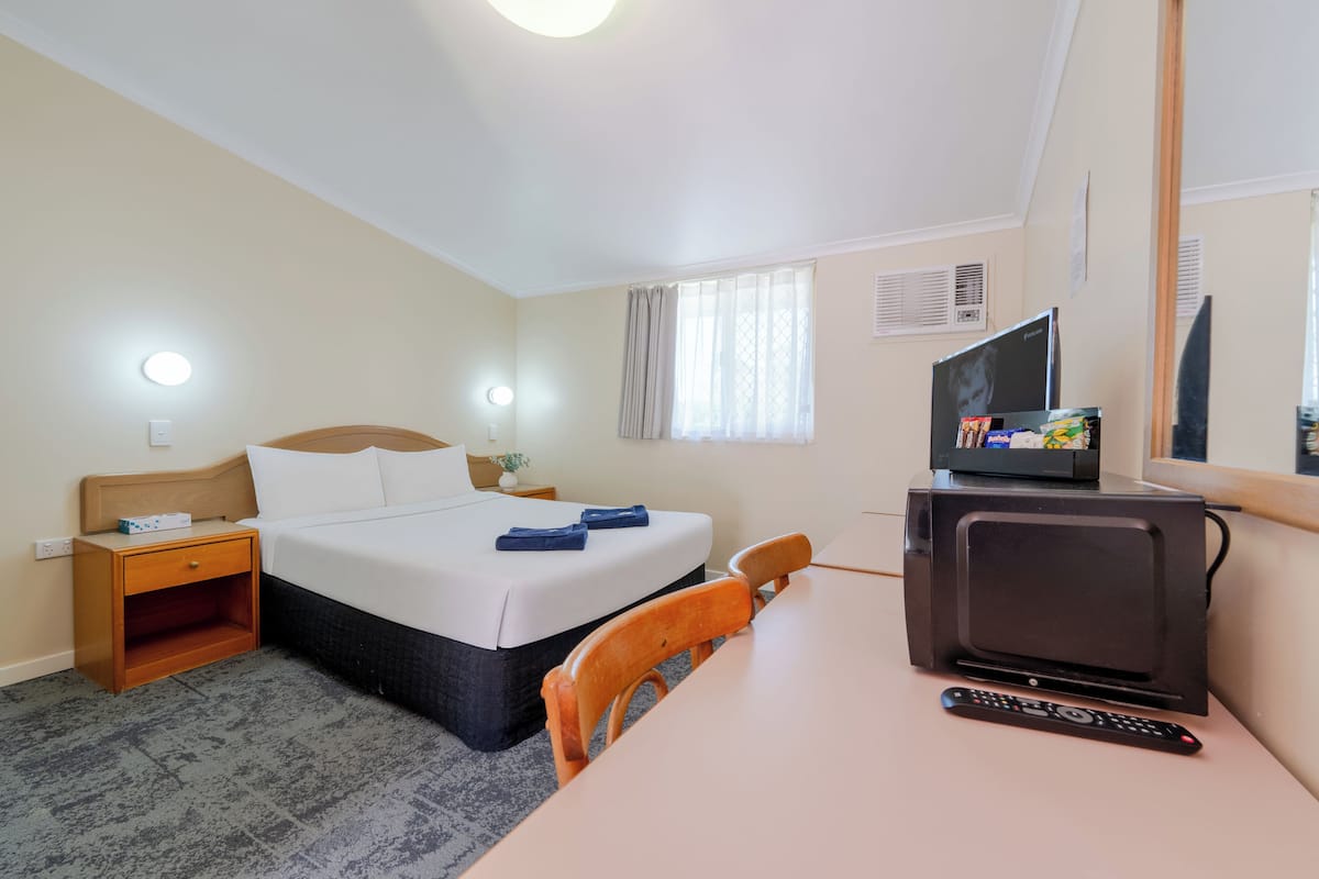 Basic Double Room | Iron/ironing board, free WiFi