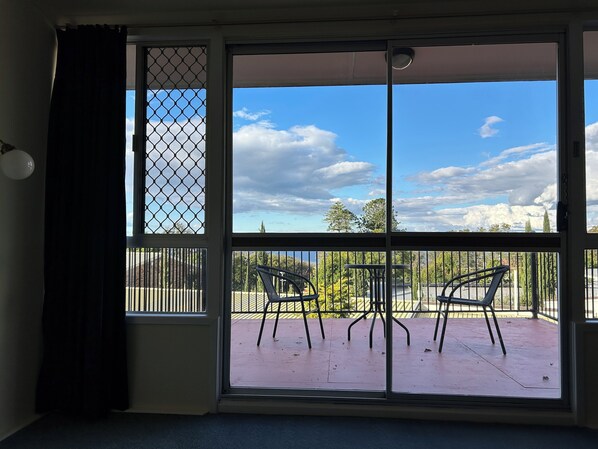 Chambre Triple, patio, vue montagne | Fer et planche à repasser, Wi-Fi gratuit