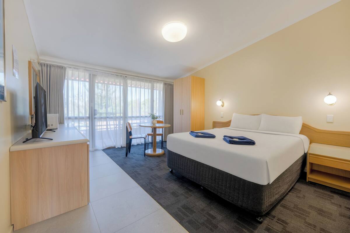 Comfort Double Room, Courtyard View | Iron/ironing board, WiFi (free)