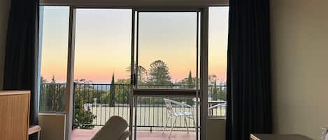 Habitación Confort, patio, vistas a la montaña | Tabla de planchar con plancha y wifi gratis