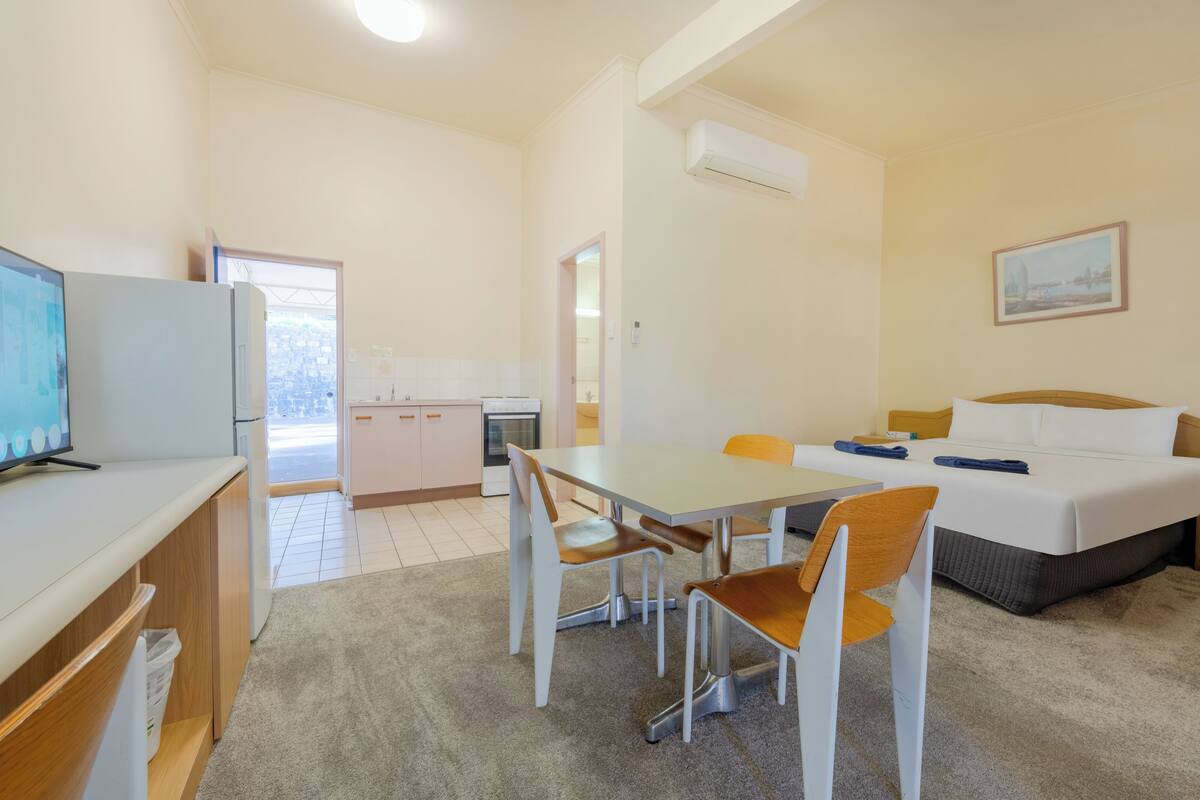 Family Room, Balcony, Courtyard View | Iron/ironing board, WiFi (free)