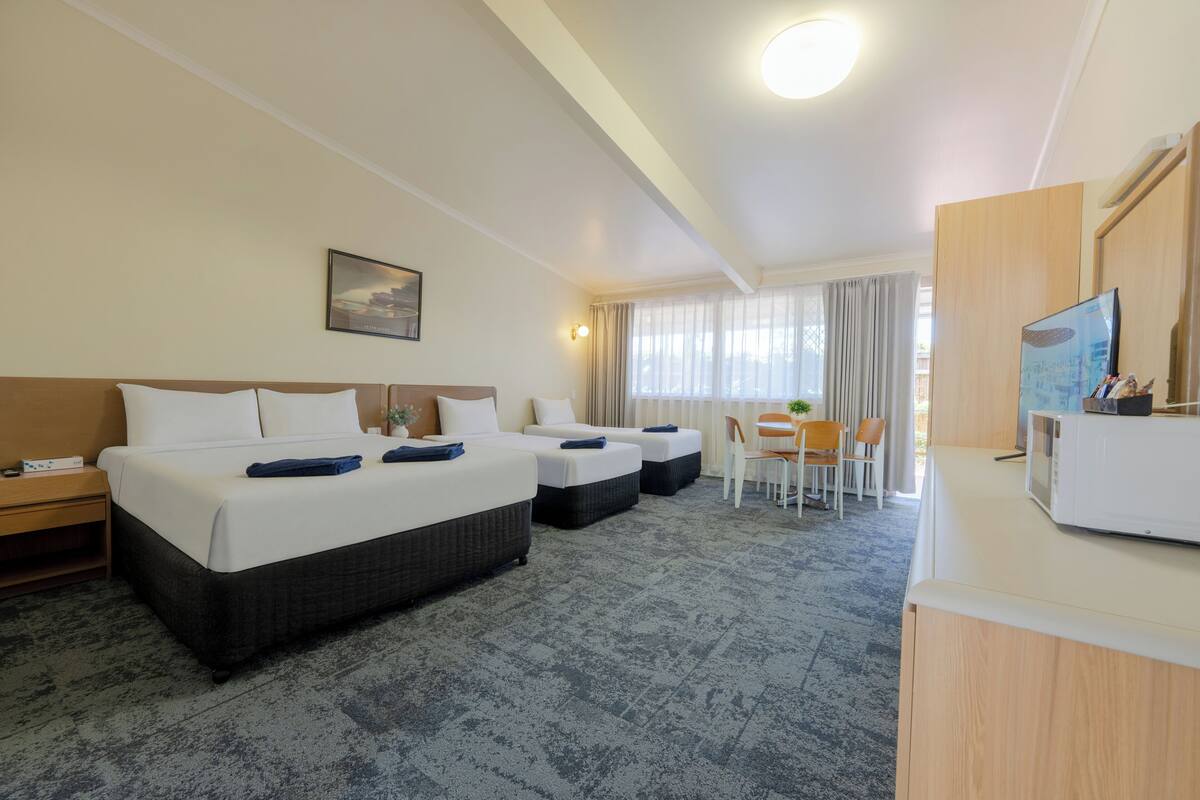 Standard Quadruple Room, Balcony, Courtyard View | Iron/ironing board, WiFi (free)