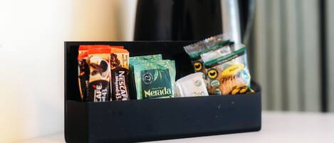 Una cafetera con un portacápsulas de café que contiene varias marcas.