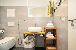 Regadera, secadora de cabello, toallas 