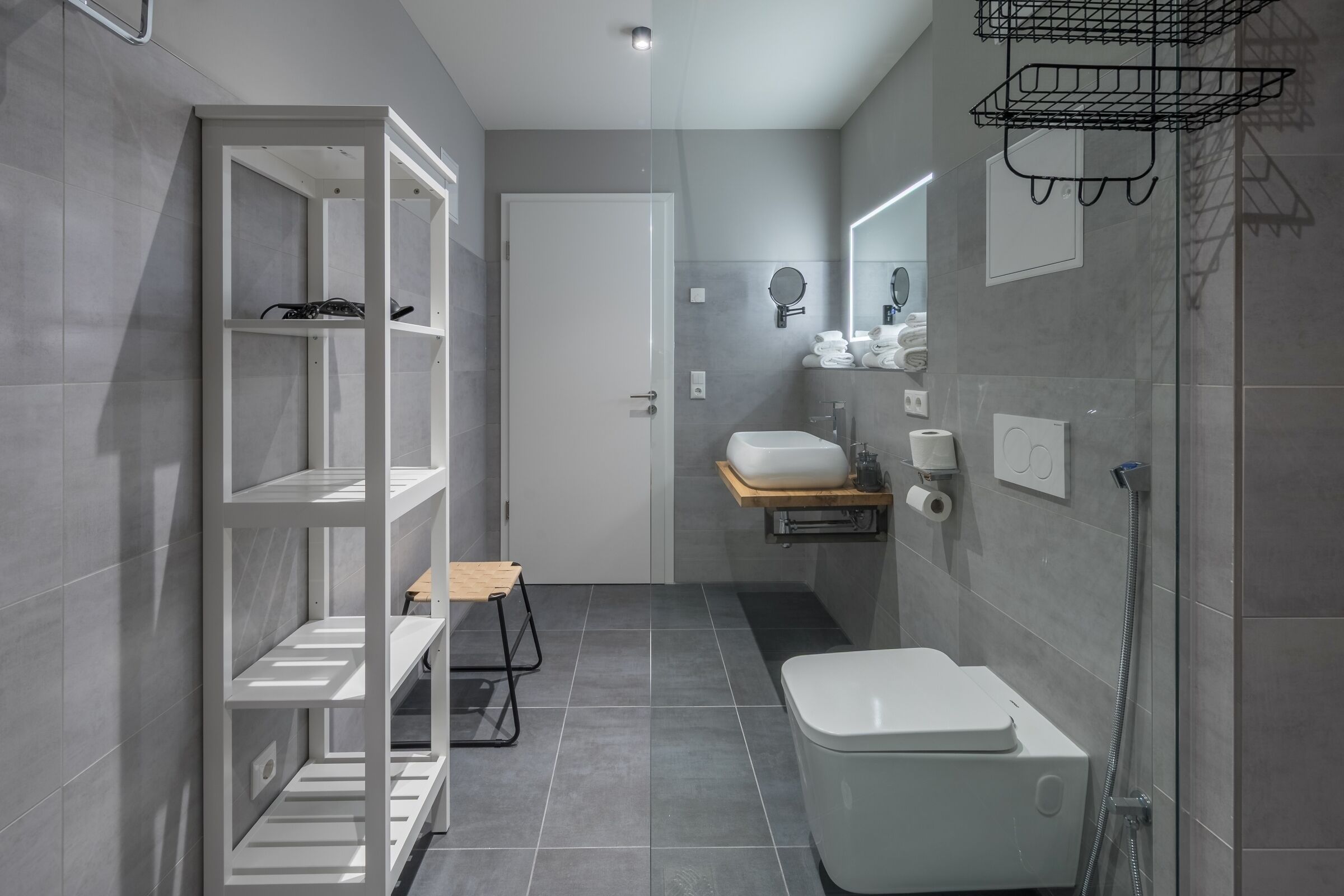 Chuveiro, secador de cabelo, toalhas de banho 