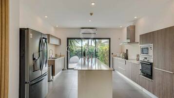 Réfrigérateur, micro-ondes, four, lave-vaisselle