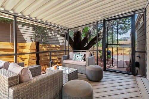 Adorable modern home with private fenced backyard, sunroom and Hot Tub | Bird -