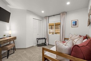3 bedrooms, desk, iron/ironing board, free WiFi - Adorable Modern Home, Private Yard, Spa, Sunroom (Sedona)