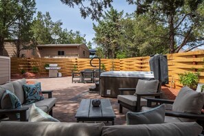 Terrace/patio - Adorable Modern Home, Private Yard, Spa, Sunroom (Sedona)