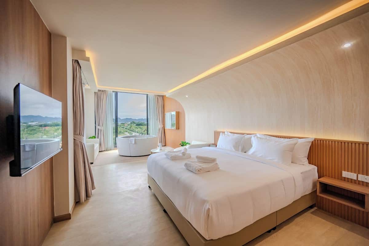 Royal Room, Bathtub, Mountain View