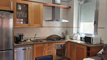 Frigorífico, microondas, cafetera o tetera y tostadora