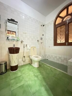 Hair dryer, slippers, towels, soap - Lazimpat Boutique Hotel (Kathmandu)