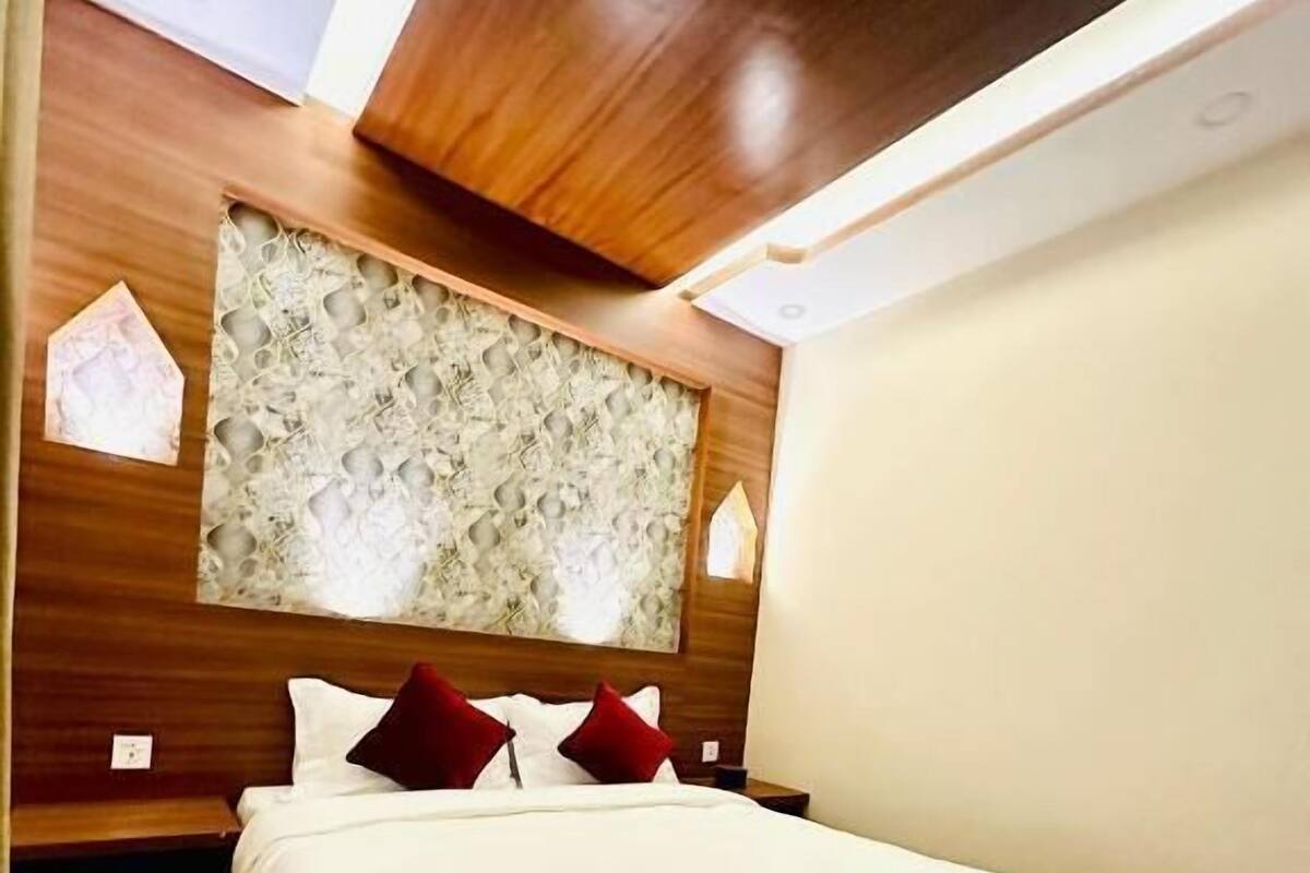 Standard Double Room, Housekeeping | Desk, laptop workspace, free WiFi