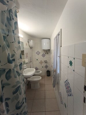 Dusj, hårføner, bidé og håndklær