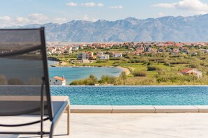 Unclassified image, 5 of 38, button