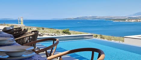 Una piscina al aire libre, una piscina climatizada