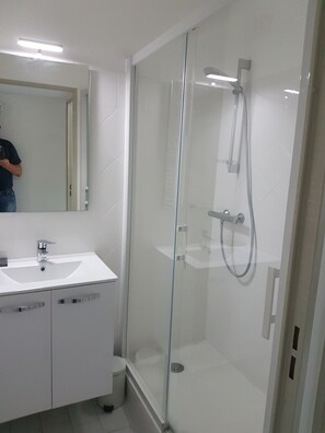 Douche, serviettes fournies, papier toilette