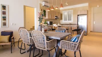 Chalet, 4 Bedrooms | In-room dining