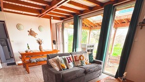 Ein gemütliches Wohnzimmer mit einer Couch, einem Couchtisch und einem großen Sitzsack.