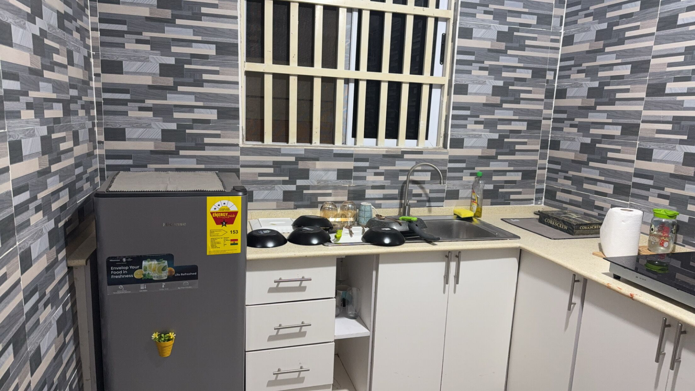 Kühlschrank, Mikrowelle, Herdplatte, Wasserkocher