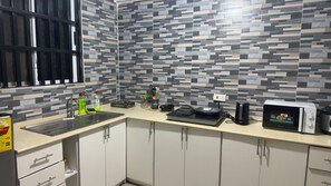 Fridge, microwave, stovetop, electric kettle - 1 bedroom cozy retreat. Starlink + Netflix access business travelers welcome (Ejisu)