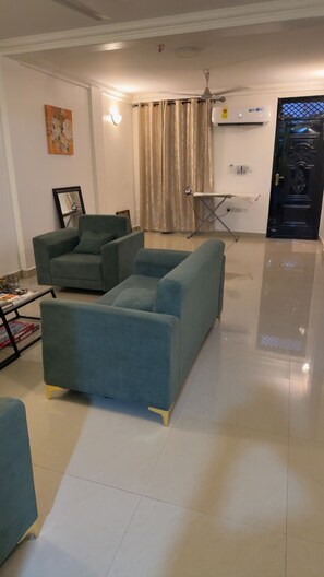 Interior - 1 bedroom cozy retreat. Starlink + Netflix access business travelers welcome (Ejisu)