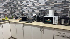 Fridge, microwave, stovetop, electric kettle - 1 bedroom cozy retreat. Starlink + Netflix access business travelers welcome (Ejisu)