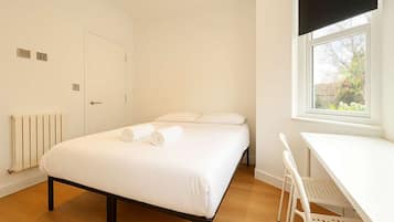 1 slaapkamer, een bureau, een strijkplank/strijkijzer, wifi