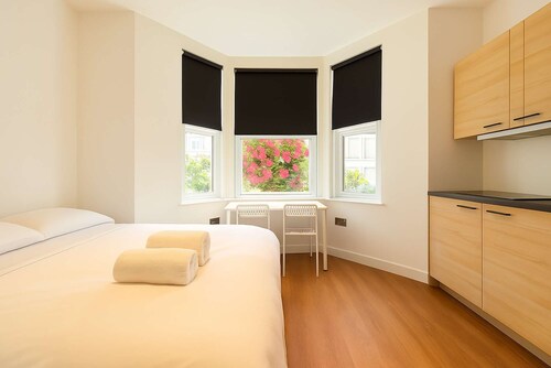 King Studio Flat | Private Bathroom & Kitchenette