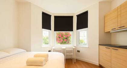King Studio Flat | Private Bathroom & Kitchenette