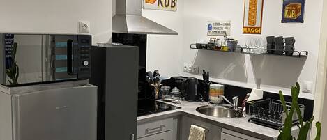 Jääkaappi, mikroaaltouuni, liesi, astianpesukone