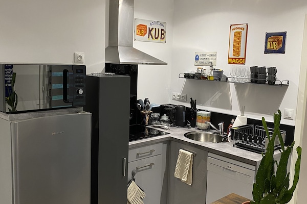 Kaffe-/temaskine, køleskab, mikrobølgeovn, kogeplade